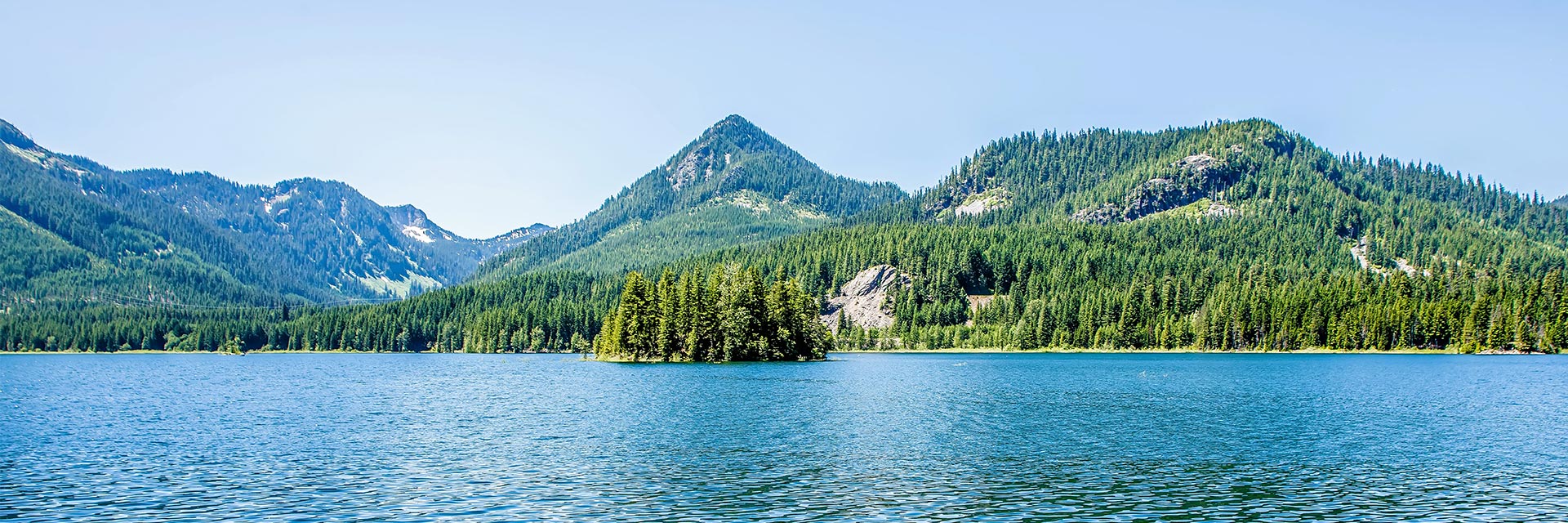 the crystal waters and green mountains in ketchikan alaska