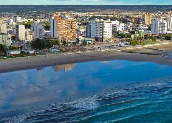 the blue waters along the coastline in puerto madryn