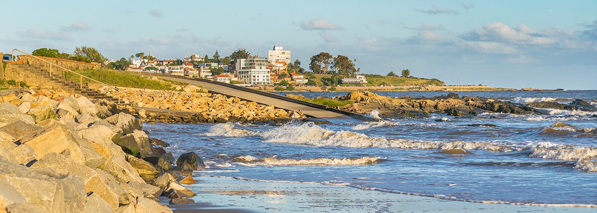 the waves crashing on the coastline in montevideo